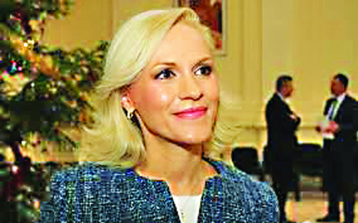 Firea candideaza agatata de Braul Maicii Domnului