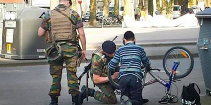 Militarii belgieni repara biciclete