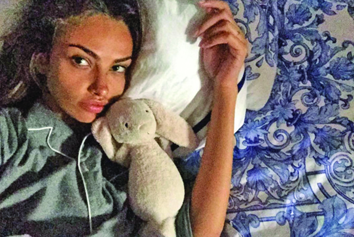 Madalina Ghenea doarme cu un maimutoi