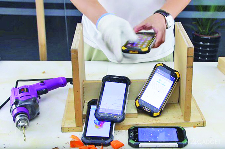 Smartphone-ul cu care poti sa bati cuie!