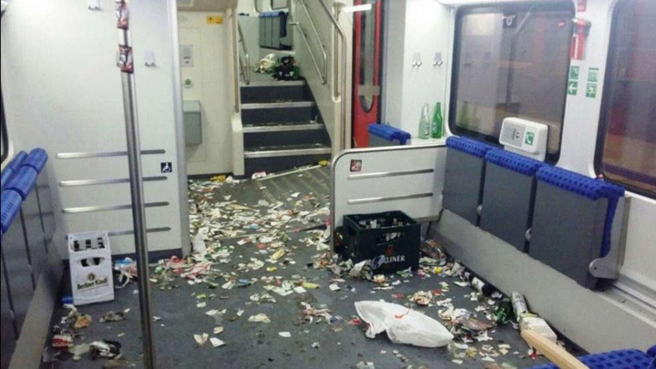 Scene horror in Germania: fanii au distrus acest tren!