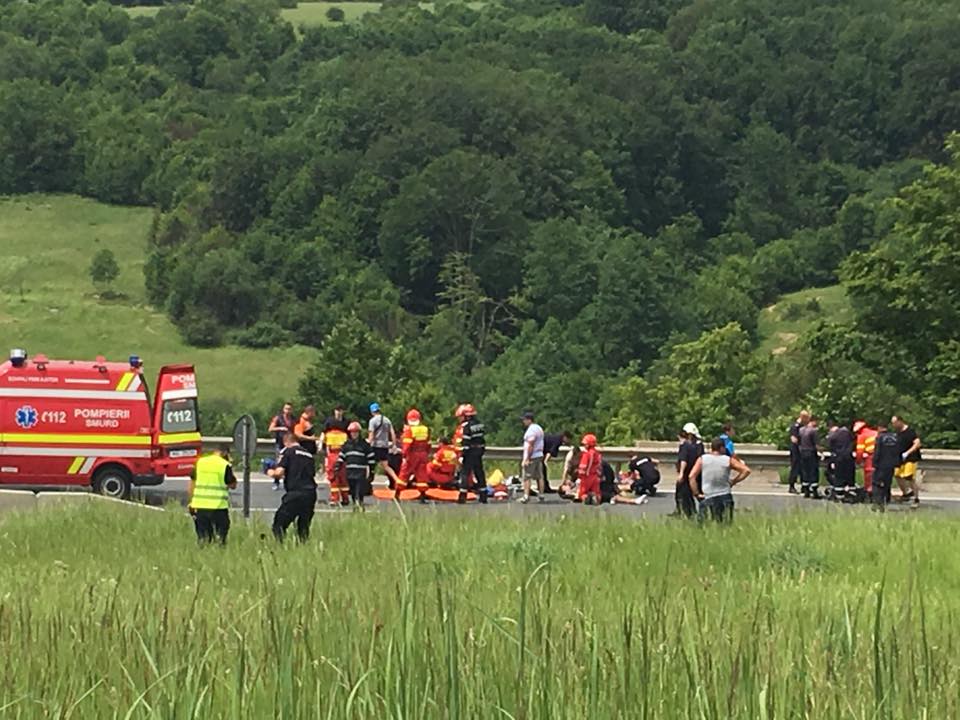 Autocar rasturnat, in Brasov: mai multi morti si raniti