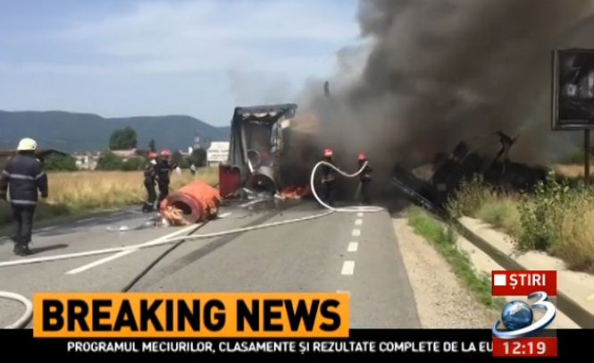 Accident grav in Mehedinti, cu patru victime si TIR-uri cuprinse de flacari