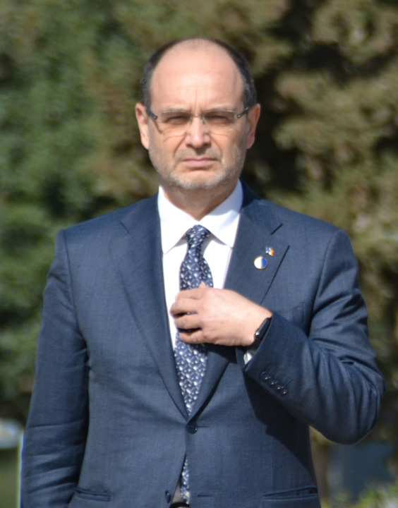 Adrian Curaj n-are casa, dar are doua locuri de veci