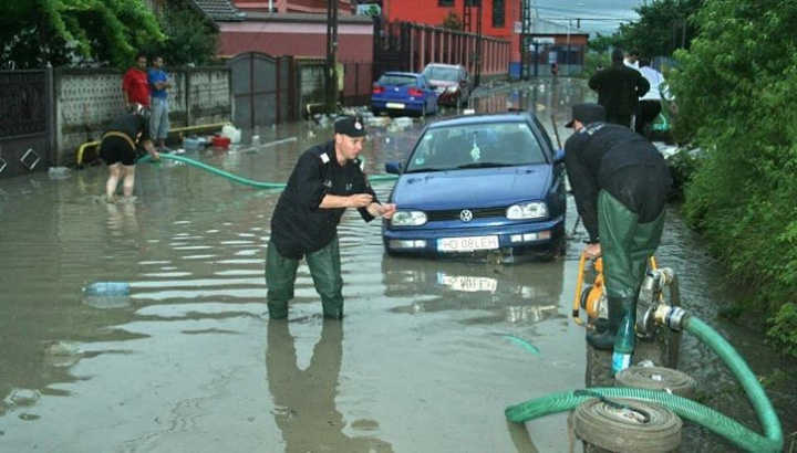 Romanii se ineaca, tehnocratii freaca menta