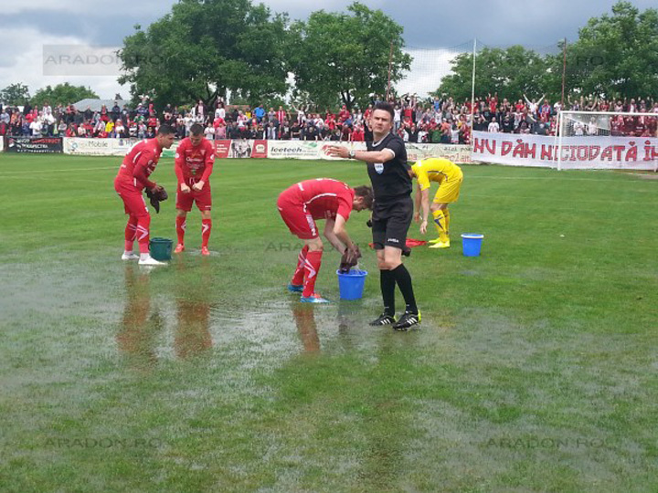 Premiera in Romania: meci de fotbal pe apa