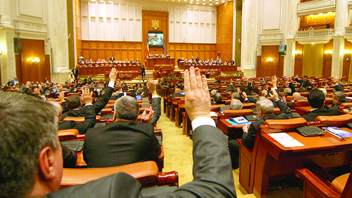 Parlamentarii isi amnistiaza colegii prinsi cu rubedenii angajate la cabinetele personale