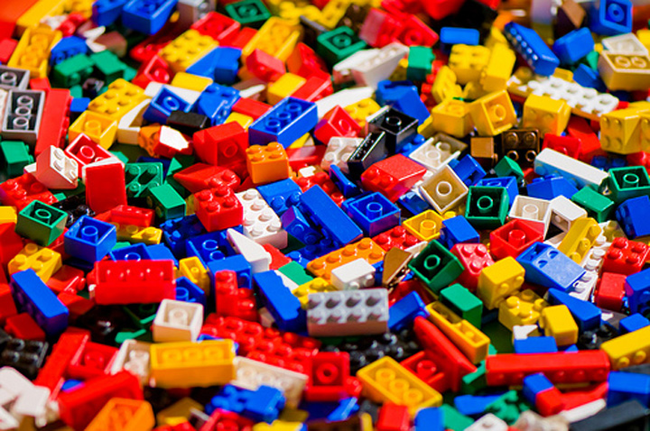Cere 80.000 de euro pentru o colectie Lego de o tona