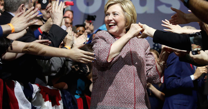 Hillary vorbeste despre saracie in sacou Armani de 12.500 dolari