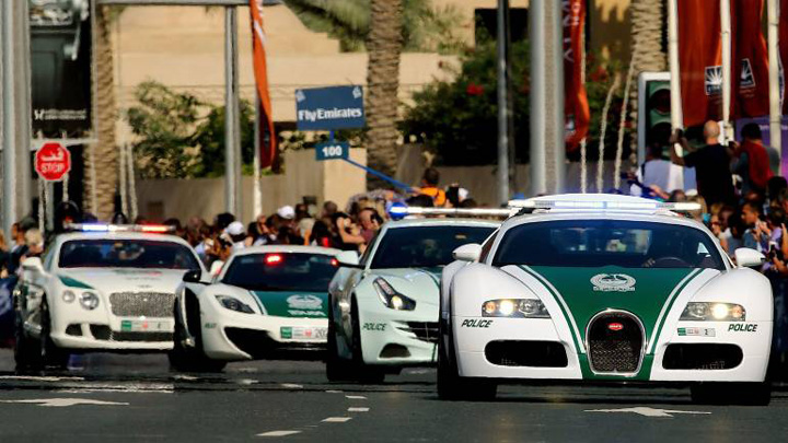 Ultima fita in Dubai, curse ilegale cu 300 km/h