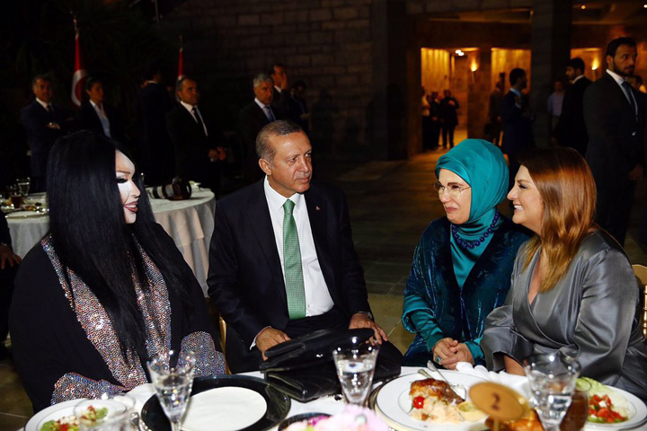 Erdogan, la cina cu o diva transsexuala