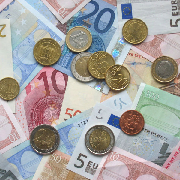 Leul continua sa piarda teren in fata Euro