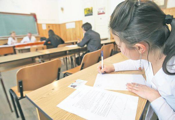 A inceput EVALUAREA NATIONALA la clasa a VIII-a. Noutate in privinta corectarii lucrarilor