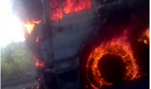 Un TIR cu butelii a luat foc, la Mihailesti/ explozii si circulatie blocata