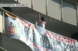 Barbat cu cagula, protest extrem la un balcon al Intercontinentalului