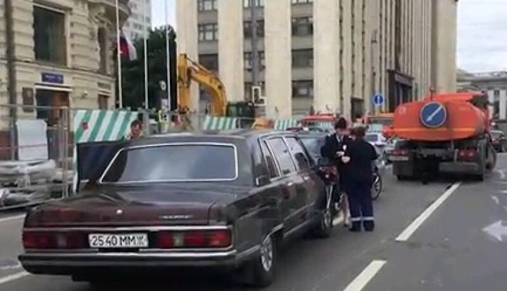 Kremlinul, atacat la betie cu o limuzina sovietica