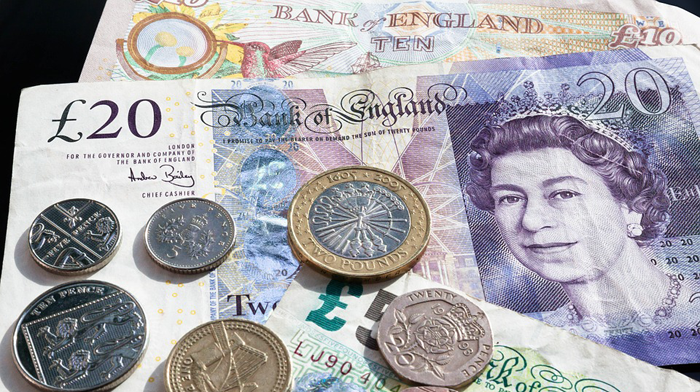 Lira continua sa scada, pe fondul Brexit-ului