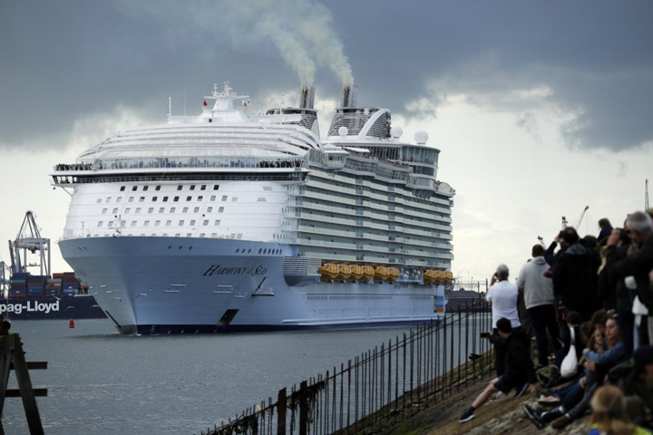 Escala la Marsilia pentru Titanicul pacheboturilor
