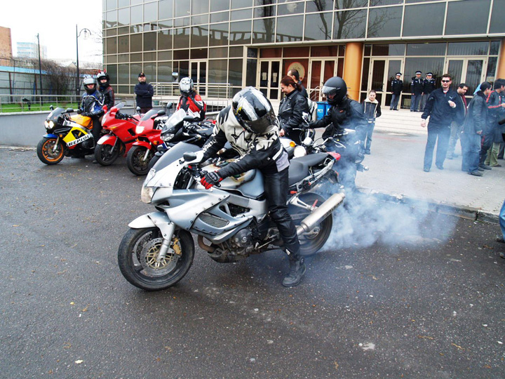 Vine vara, bine-mi pare, iar surzim de la motoare
