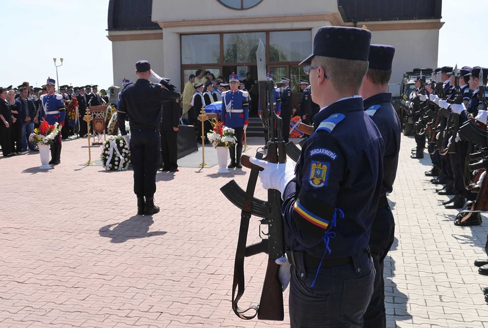 Pompierul mort in misiune, condus pe ultimul drum de familie si colegi