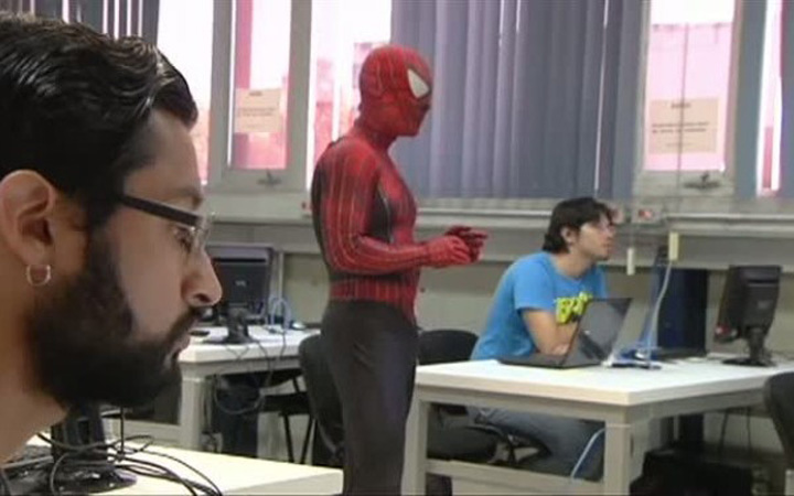 Un profesor preda cursuri imbracat in Omul Paianjen