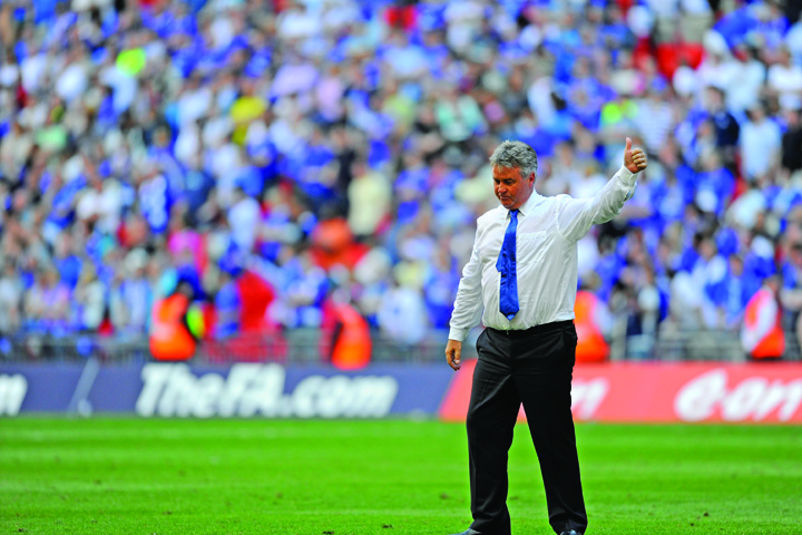El e alesul: Bunicul Hiddink preia Romania!