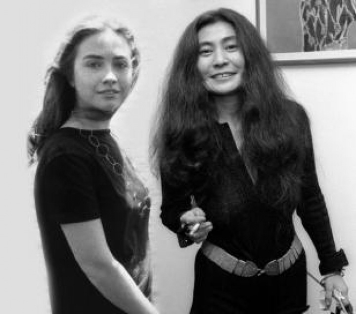 Hillary Clinton s-a iubit cu Yoko Ono
