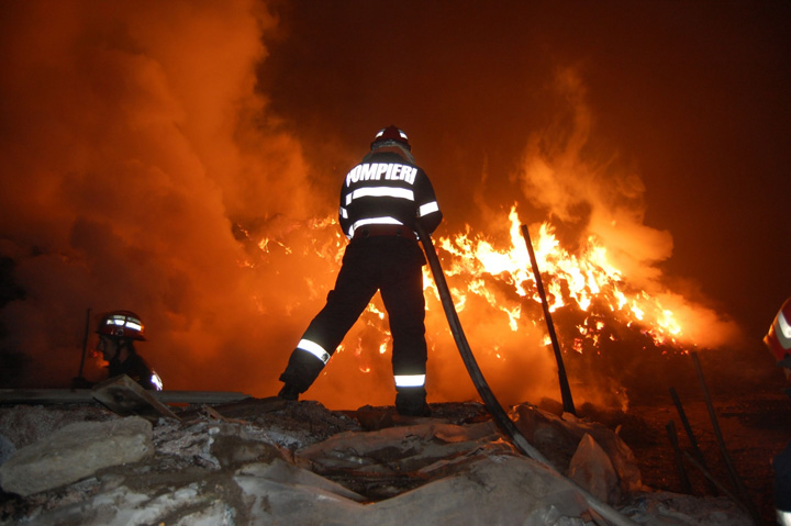 Salvator la 6 ani: Si-a scos fratiorii din casa inghitita de flacari