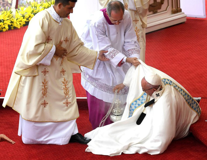 Papa Francisc a cazut cu cadelnita in mana