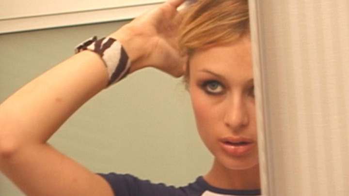 Imagini HOT cu mostenitoarea imperiului Hilton, de vanzare pe eBay