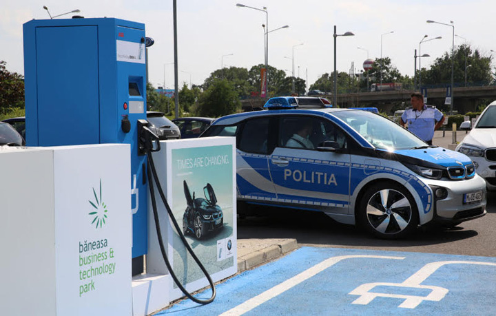 Politia Romana trece pe masini electrice