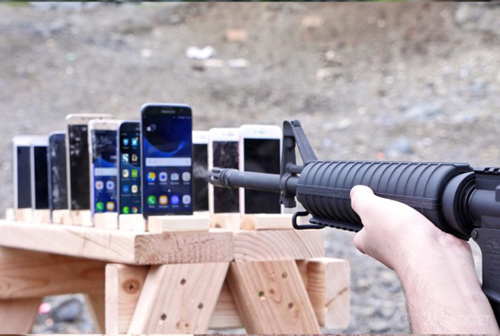 iPhone contra Samsung. Care telefon poate opri un glont?