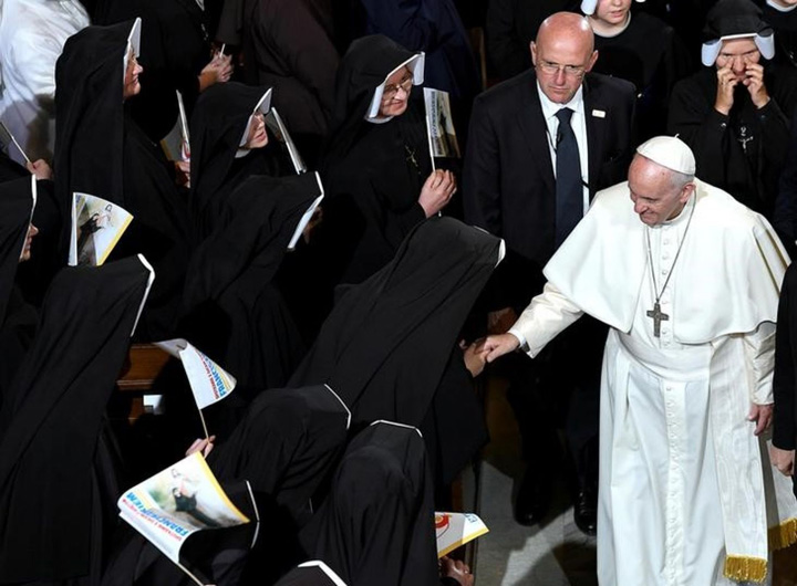 Papa Francisc vrea femei diacon