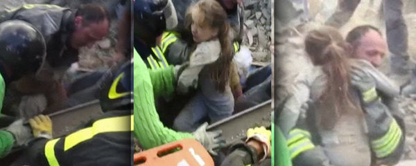 Imagini emotionante. Fetita salvata de sub daramaturi la 17 ore de la cutremur! (VIDEO)