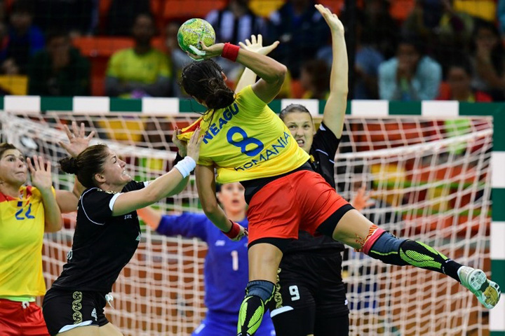 Prima victorie la handbal. Vineri, finala cu Spania!