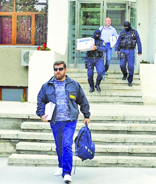 16 sefi de la „Doi s’ un sfert”, luati de DNA!