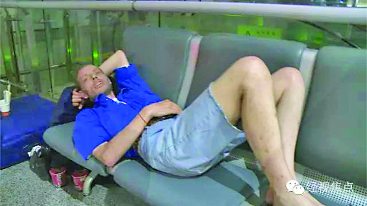 Si-a asteptat iubita pe aeroport 10 zile, pana a ajuns la spital!