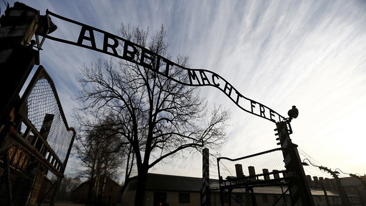 Auschwitz va face noi victime