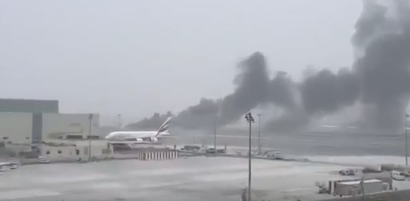 Incident pe aeroportul din Dubai: avion invaluit de fum