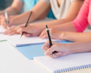 Bacalaureatul de toamna continua, de luni, cu probele scrise