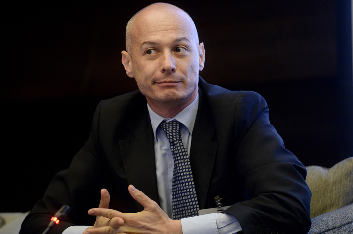 Bogdan Olteanu se ascunde sub fusta Alinei Gorghiu