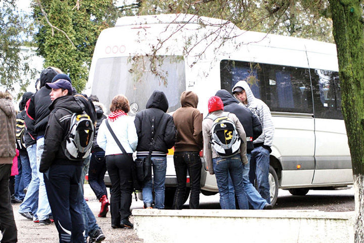 Liberalii cer transport gratuit pentru elevii navetisti
