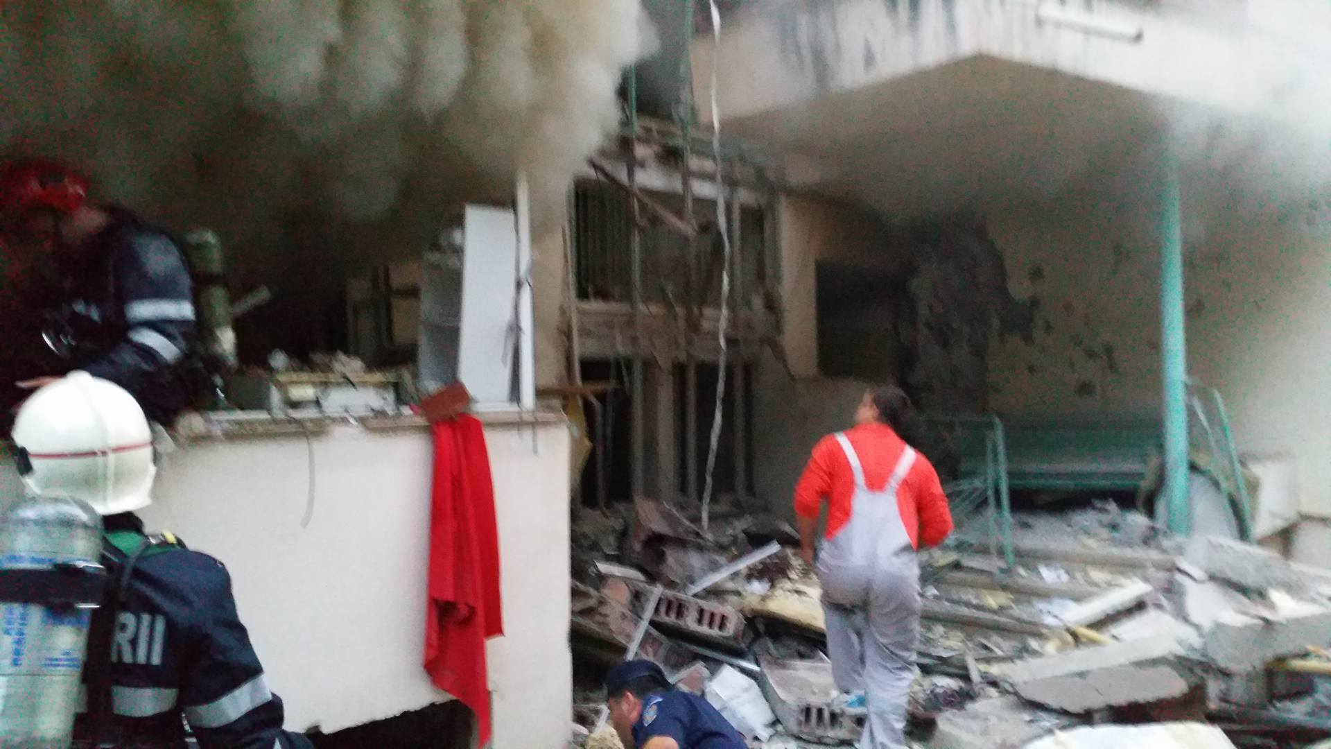 Doi oameni au murit si 11 au fost raniti – explozie puternica intr-un bloc din Iasi