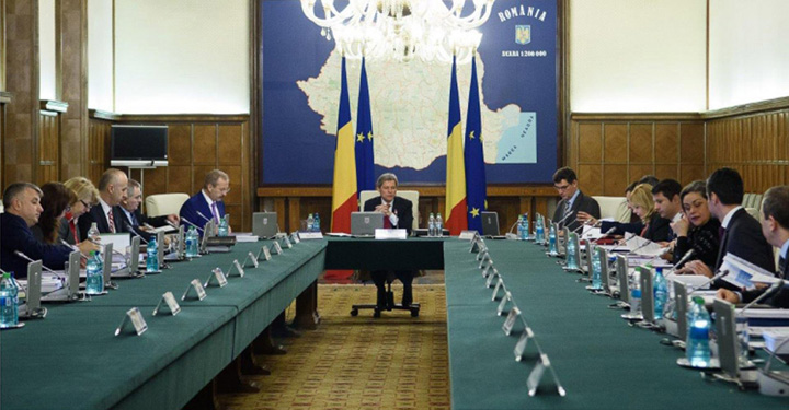 Ciolos zboara acoperitii din Guvern!