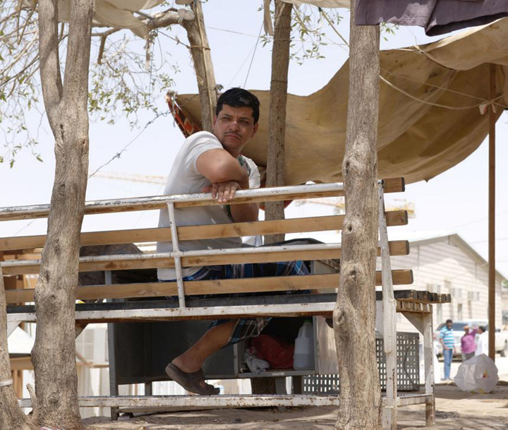 Blocati in desert, fara bani, mancare sau medicamente