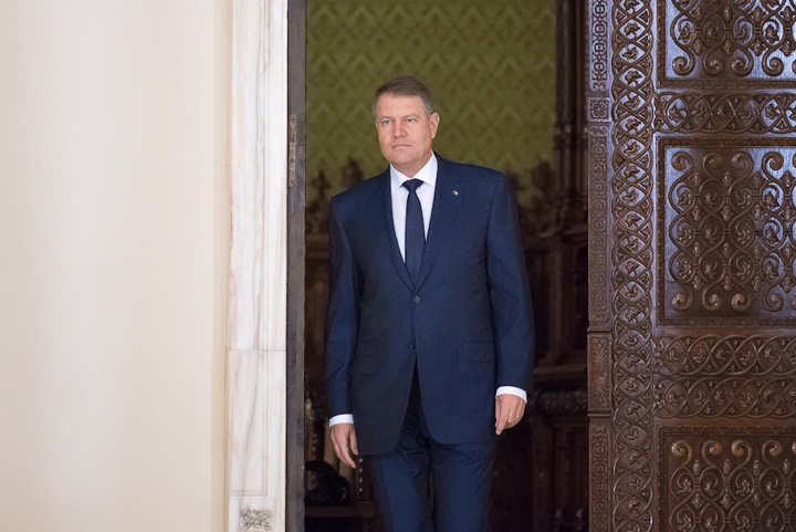 Iohannis isi umple buzunarele pas cu pas