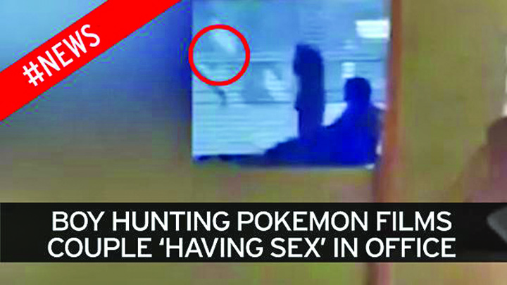 Aflat la vanatoare de Pokemoni, a pusti a dat peste un cuplu care facea sex la birou!