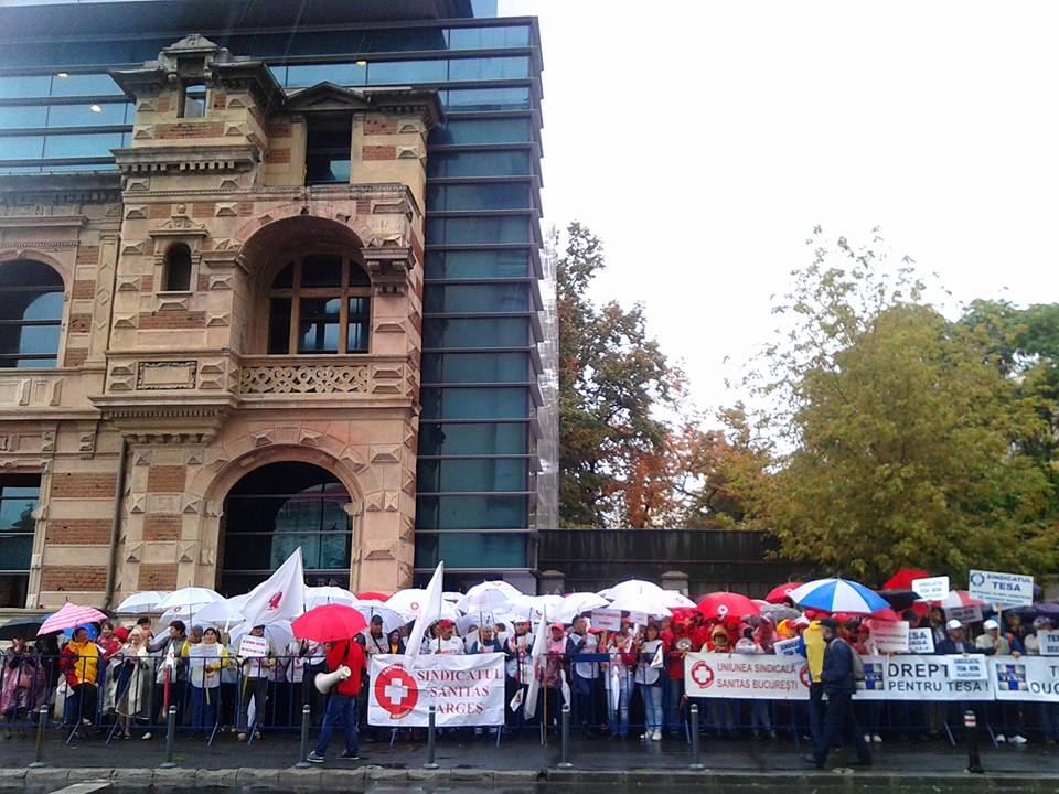 Sindicalistii din Sanatate au protestat in ploaie