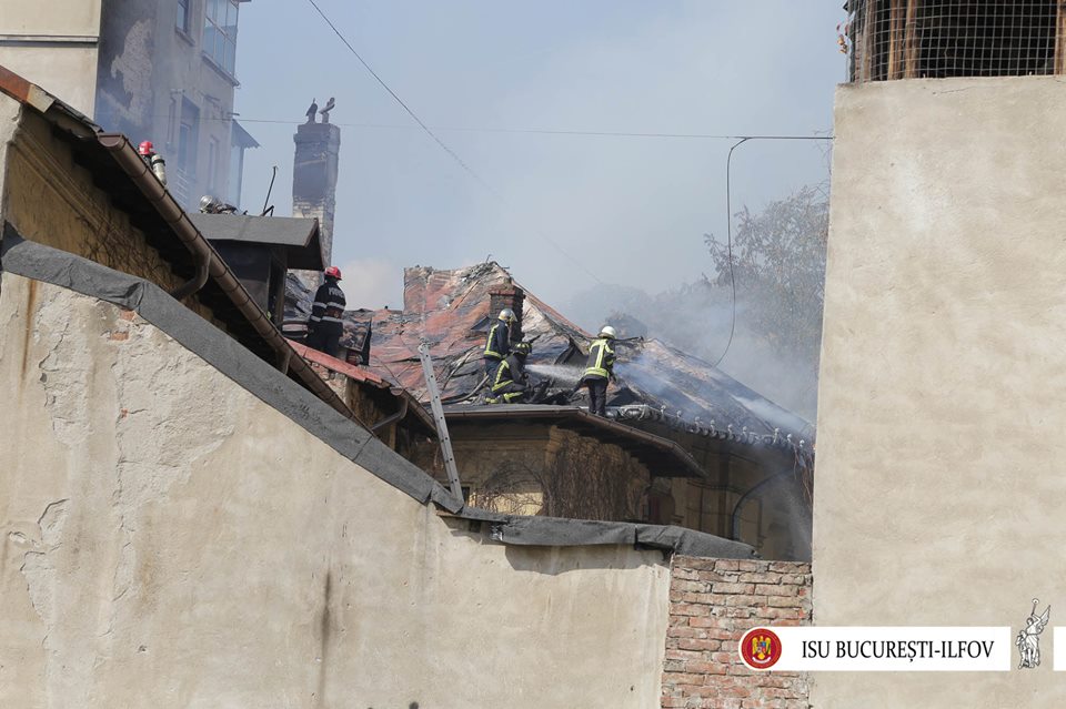 Incendiu la o casa din sectorul 2. Elevii unei scoli, evacuati