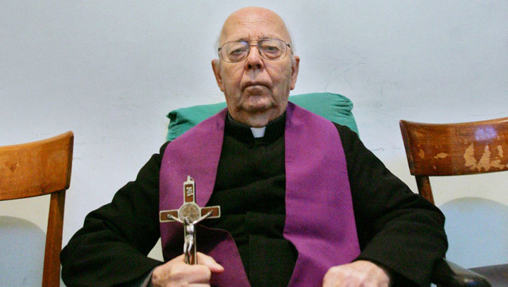 A murit preotul care a realizat 70.000 de sedinte de exorcism